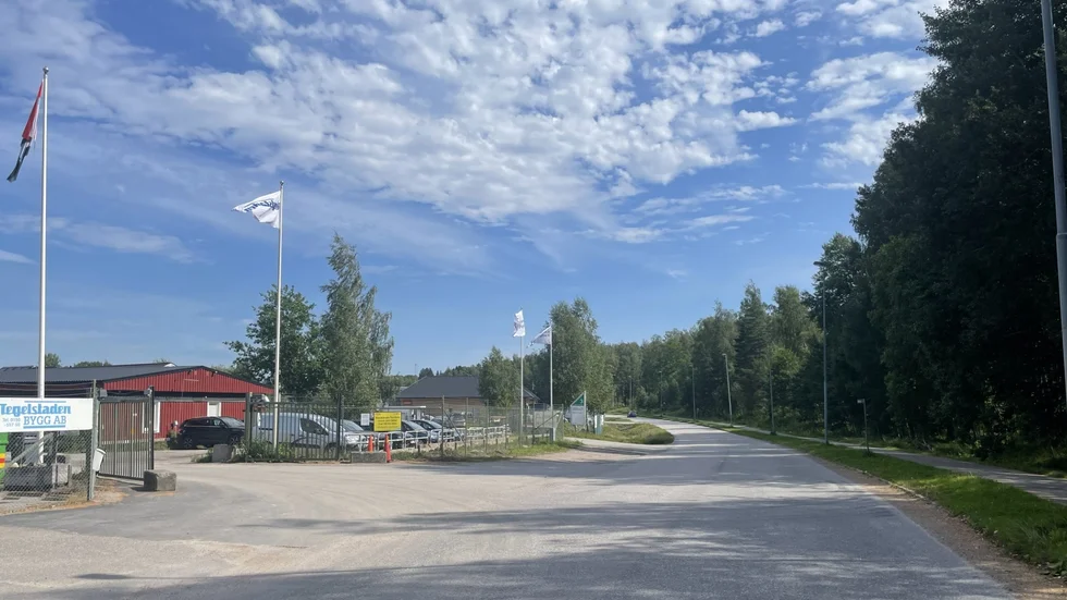 Längs Industrigatan ligger ett av de drabbade företagen. I det fallet har en lyktstolpe använts som hävstång. 