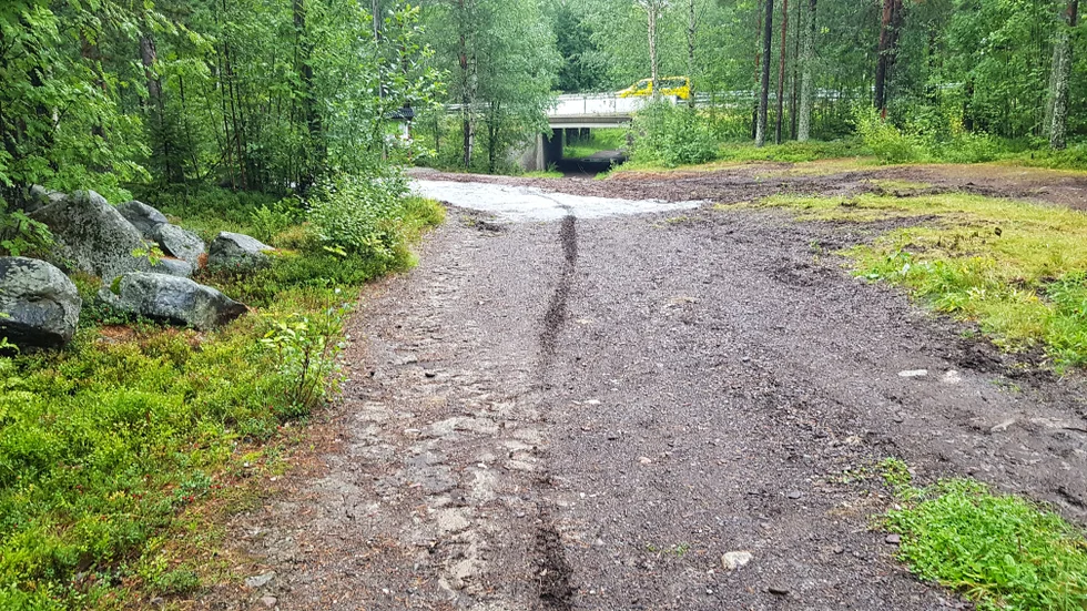 Många är de skidåkare som kommit nedför backen i hög hastighet och inte klarat den 90-gradiga kurvan efter 2,3-kilometersspåret på Grisberget. Nu är den åtgärdad.