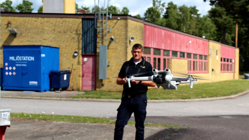 De äldre drönarmodellerna beskrivs som stora och otympliga. Denna har en svävartid på 38 minuter per batteri och Peter Helge har i regel med sig tre batterier med sig vid utryckning. "Denna har inte värmekamera, men några av de andra har det".