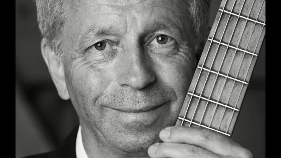Göran Söllscher spelar på Uppsala gitarrfestivals invigningskonsert. Pressbild.