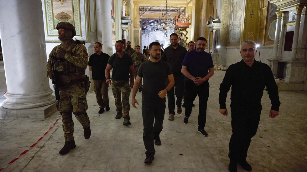 President Volodymyr Zelenskyj har besökt Odessa sedan attackerna började trappas upp. Här är han i den delvis förstörda Transfigurationskatedralen den 27 juli.