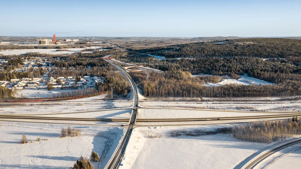 Infrastrukturkorridoren till H2 Green Steel omfattar både väg och järnväg. Här en illustration som visar hur det kan se ut.