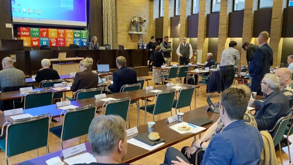 Ikväll samlas fullmäktige i Vimmerby för ett nytt sammanträde där det bland annat ska avgöras hur delade turer ska avskaffas och om friskvårdsbidraget till de anställda ska få en rejäl skjuts uppåt. Sammanträdet börjar kl 18 och Vimmerby Tidning är på plats och live-rapporterar under hela mötet.