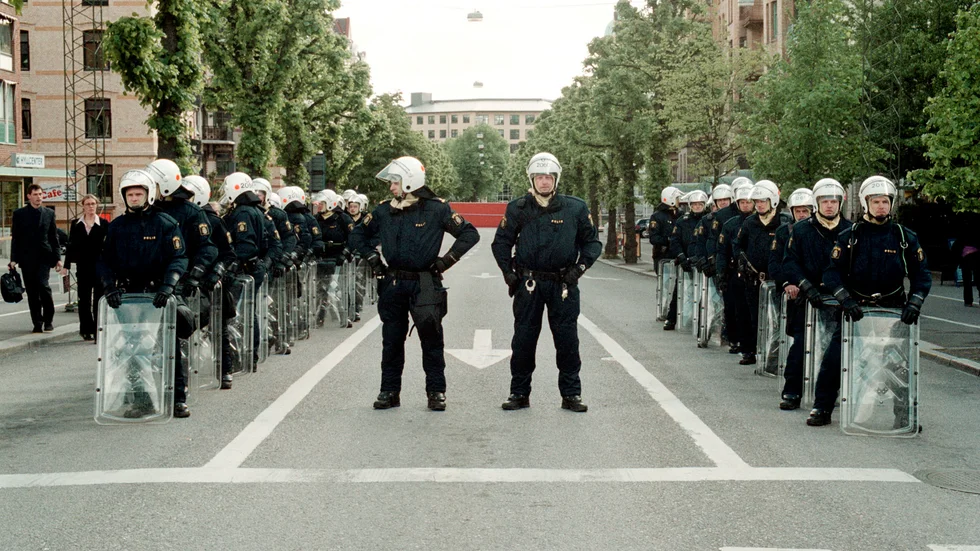 Kravallpolis på Avenyn fredagen den 15 juni 2001. Debattören anser att S partiledare Magdalena Andersson bör tänka på det som hände då likaväl som på vad som hände i Ådalen 1931. 