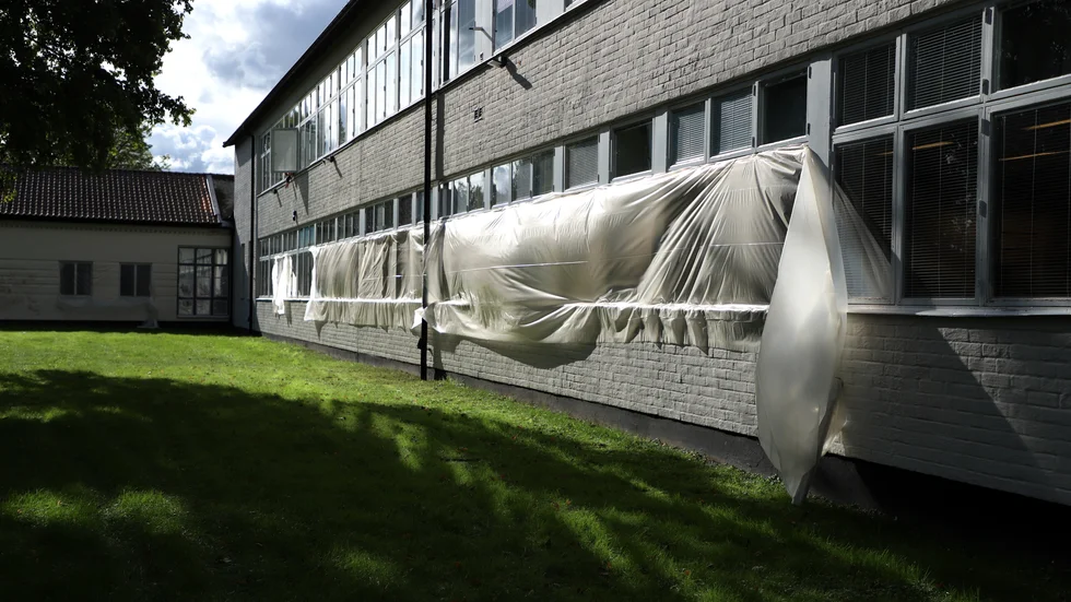 Minst 24 fönster har under helgen krossats vid högstadieskolan i Ljungsbro.
