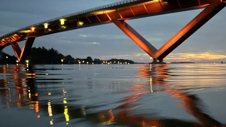 Motalabron fotograferad från en sup-bräda en varm septemberkväll.