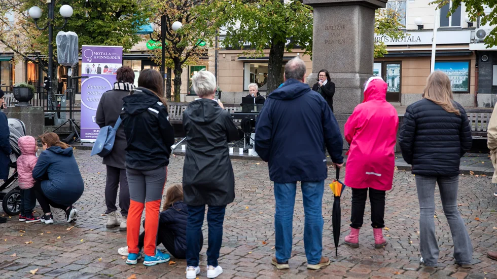 Motala kvinnojour höll på fredagen en minnesstund för att uppmärksamma årsdagen och hedra minnet av den kvinna som mördades på Ekön. "Det här är jätteviktigt. Det är ett sätt att synliggöra att det här pågår hela tiden. Det blir också ett sätt att visa barnen och de anhöriga att det finns de som bryr sig." säger Helena Fredriksson, jourkvinna i Motala kvinnojour. 