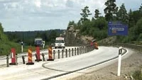 Olycksbilen kom från Västervikshållet och körde över mittvajrarna och in på fel körbana redan längst bort i bilden. Efter att studsat emot stålräcket vid vägkanten for bilen åter ut mot mittvajrarna, varefter den slungades tillbaka och slutligen köra av vägen närmast kameran. Först strax innan bilen gick av vägen började föraren bromsa.  Foto: MATTIAS AHLM