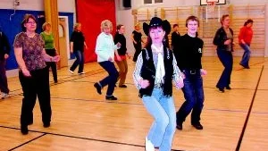 Fart och fläkt. Hattbärande Vivi Söderberg från Vimmerby är en av medlemmarna i Unicorn Dancers som startade det nya året med en extra genomgång innan vårupptakten på Ellen Keyskolan i Västervik.