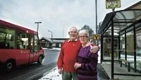 80-åriga Aina Andersson har varit tillsammans med sin Karl-Erik sen hon var sjutton. Nu har färdtjänstens nya regler ställt till det för dem när hon ska följa med Karl-Erik på hans resor. Ainas ledsagarkort slutade nämligen gälla vid nyår utan att hon fick någon information om varför och om vad som skulle hända sen. Foto: MAGNUSGLANS