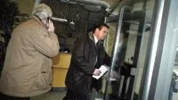 Västerviks kommunledning var på torsdagen chockad men inte handlingsförlamad efter beskedet att Electrolux ämnar lägga ned i Västervik och 520 personer förlorar sina arbeten.  På bilden kommer kommunchefen Conny Jansson, till vänster, och kommunalrådet Harald Hjalmarsson ut från förmiddagens genomgång med ledningen för Electroluxfabriken i Västervik. Foto: ANDERS STEINER