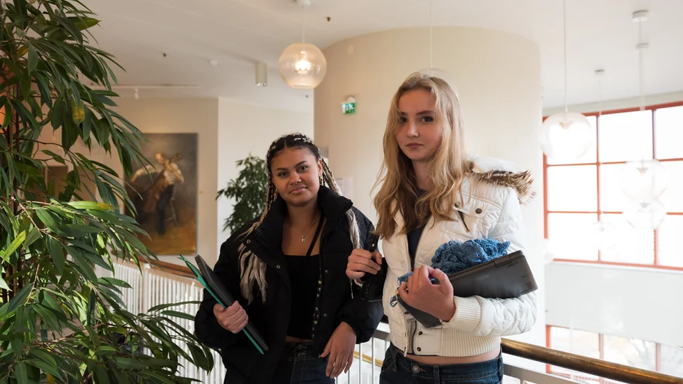 "Man vill ju inte bli gängkriminell efter att ha sett den. Här ser man verkligen hur det är", säger Elma Strauss om föreställningen. Till vänster står vännen Halli Ostrovska.