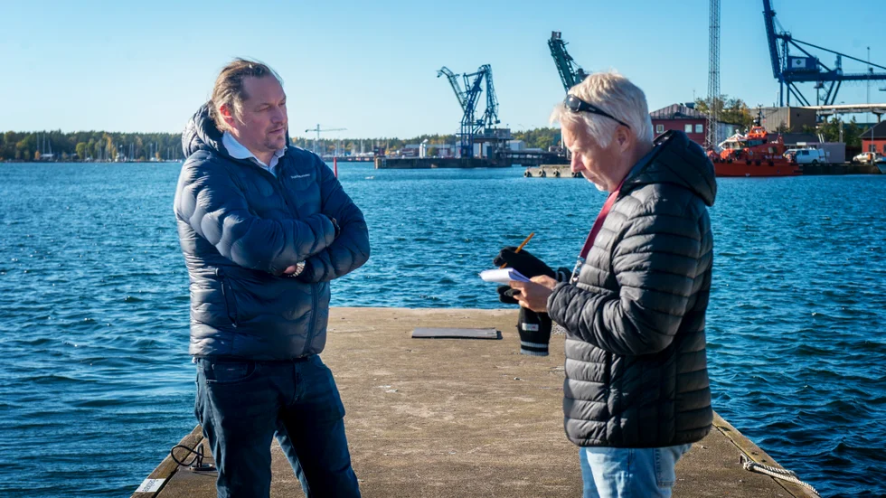 Staffan Thelander Oxelösund hamns vd intervjuas av SN:s Tommy Kägo. "Beklagligt" säger Staffan Thelander om kommunernas nej till vindkraftsparken.