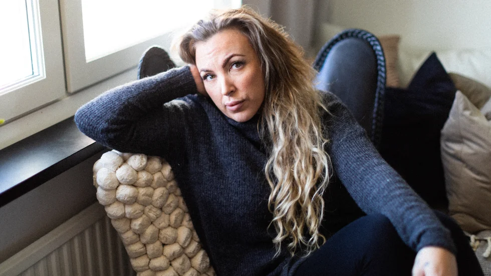 Sanna Rengren behövde komma bort hemifrån ett tag och blev placerad i Enköping i ett familjehem. Där blev hon sexuellt utnyttjad.
