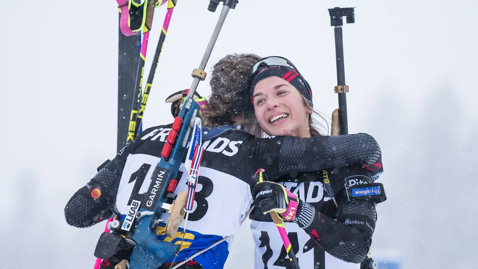 Anna Magnusson kramas om av Elvira Öberg. Duon tog såväl SM-guldet som SM-silvret när distansloppet avgjordes i Idre.
