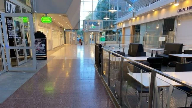 Strax före klockan 06.00 en lördagsmorgon i oktober tog sig två män in i Gallerian och skapade oreda.