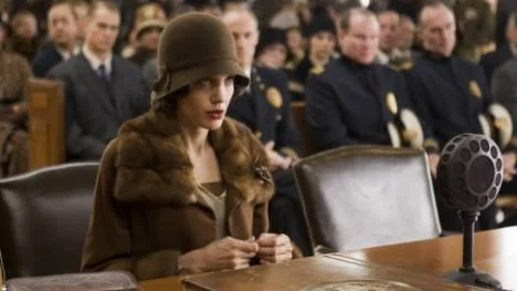 Angelina Jolie gör en rolltolkning som starkt påminner om hennes huvudroll i "A mighty heart". Kanske ger det en Oscar, men det berör inte.