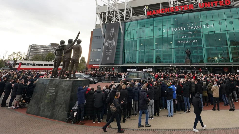 Fotbollslegendaren Bobby Charltons sista resa gick bland annat förbi Manchester Uniteds arena Old Trafford.