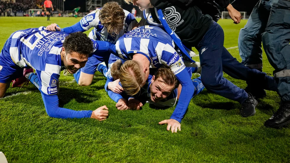 IFK Göteborgs Adam Carlén, längst ner, gjorde 2–1-målet mot Varberg som innebär att Göteborg hänger kvar i fotbollsallsvenskan.