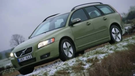 På utsidan är det svårt att se att det här är en miljöbil. De speciella aerodynamiskt formade fälgarna sticker ut mest på Volvo V50 Drive. Men även den skillnaden blir osynlig när bilen körs.