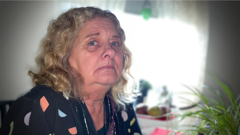 Efter att hemtjänsten i Gnesta enligt Eva Majland missat flera larm och i vissa fall inte kunnat ta sig in i lägenheten fick hon nog.