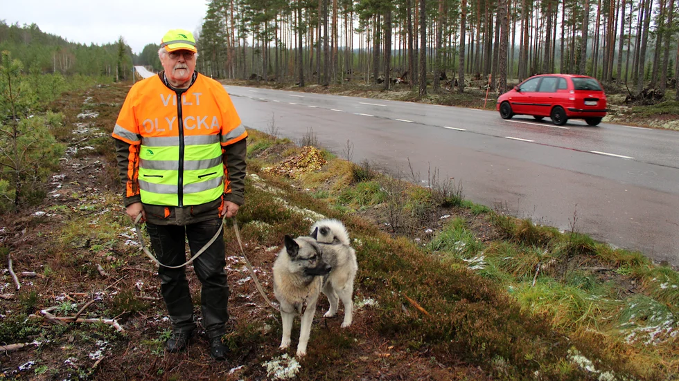 "Det är ett väldigt riskfyllt jobb så länge man är vid vägen", säger Kenneth Carlsson som menar att bilisterna blir mer och mer hänsynslösa.