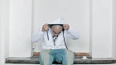 "Schlagerscenen är mer gangsta än svensk hiphop! Alla svenska hiphoppare bara tassar omkring och är snälla. En av de få jag respekterar är Ken - och så får han bara skit", säger Mofo the Maverick.