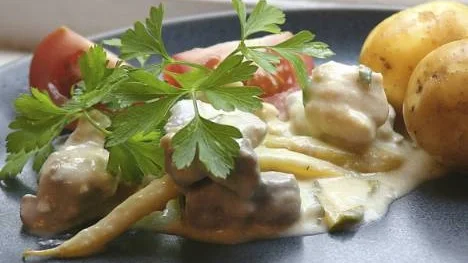 Mört fläsk- och kycklingkött gör att sensommargrytan inte behöver kokas längre än 15 minuter.