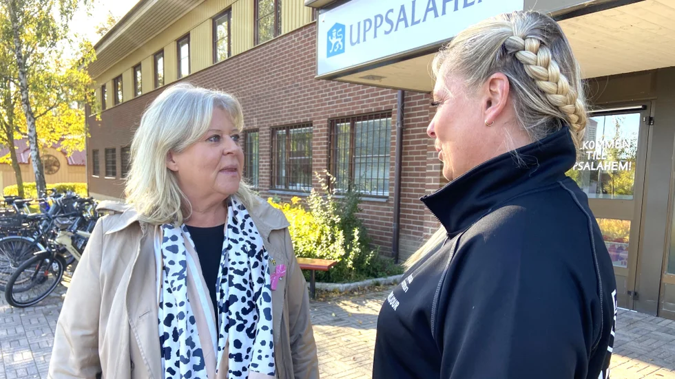 Under ett möte med socialtjänsten i Uppsala häromveckan lovade socialtjänstminister Camilla Waltersson Grönvall (M) att sekretessreglerna ska lättas på. Här pratar hon med Ungdomsjourens Hilde Wiberg.