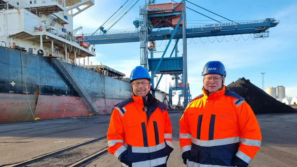 ShoreLinks vd Peter Mörtlund och affärsutvecklingschef Henrik Vuorinen på plats i Victoriahamnen. ShoreLink är en del i de stora industriernas logistikkedja och en viktig länk för att den gröna omställningen ska lyckas. 