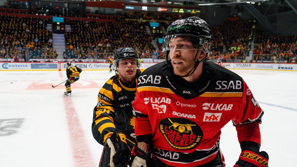 Oskar Nilsson i en närkamp med Luleås Oscar Eklind. 
