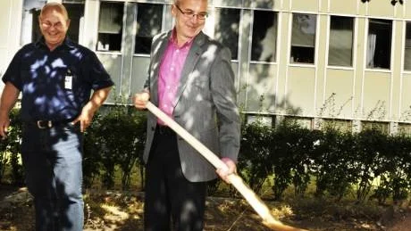Landstingsstyrelsens ordförande Anders Henriksson tar första spadtaget under överinseende av Håkan Franzén, landstingets fastighetschef.
Foto: Ellen Kindstrand