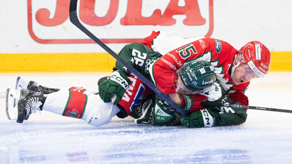 Frölundas Gustav Rydahl brottar ned Färjestads Joel Nyström i rivalmötet som Göteborgslaget vann.