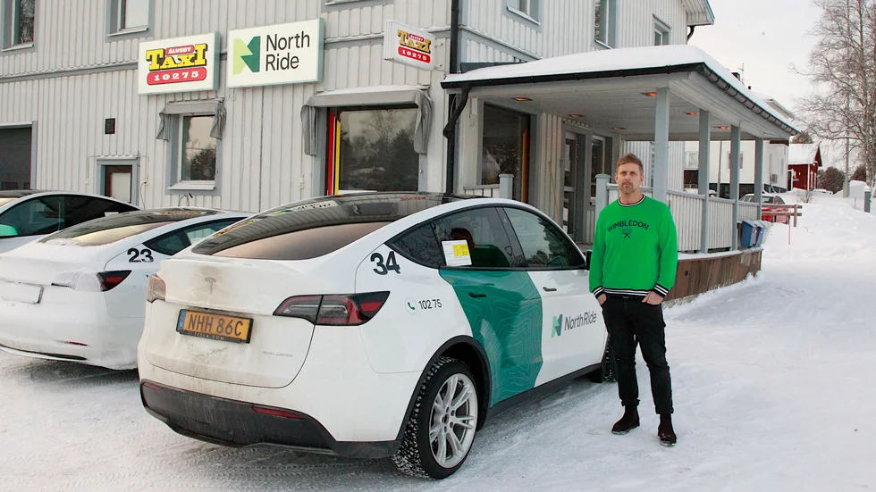 David Lindström menar att det inte finns fordon som klarar av klimatet i Norrbotten längre. Teslorna klarar sig även om räckvidden minskar, men bussar och vanliga dieselbilar far otroligt illa när temperaturen sticker ner under 30 nu för tiden.