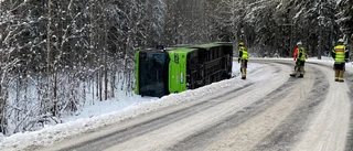 Linjebuss med skolungdomar körde av vägen och välte: "Skärrade"