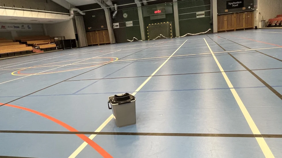 En hink ställdes ut för att fånga upp vattendropparna som kom från taket.