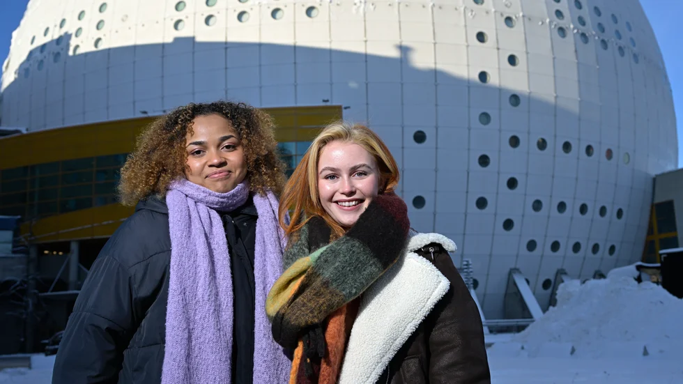 Finalisterna i TV4:s Idol Cimberly Wanyonyi och Saga Ludvigsson inför finalen i Avicii Arena. Arkivbild