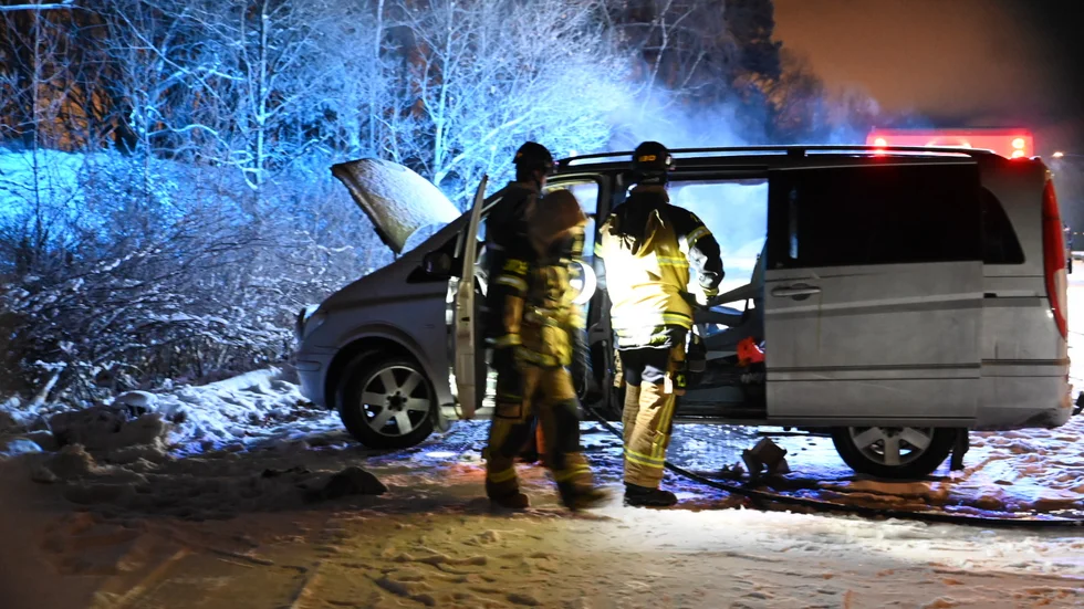 Skåpbilen som började brinna stod på en parkeringsplats vid Borgsmo.