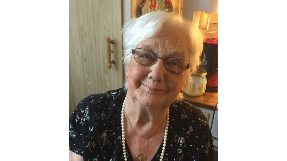Mormor Mary i sitt kök.