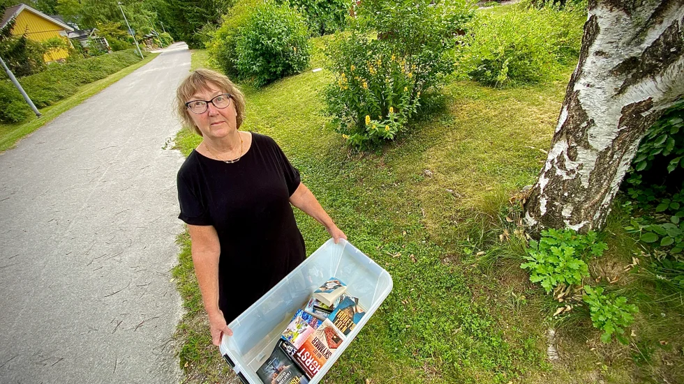 Oxelösundaren Eva Aronson brukade ge bort böcker i en låda vid tomtgränsen. Efter att böcker flera gånger blivit förstörda har hon nu gett upp.