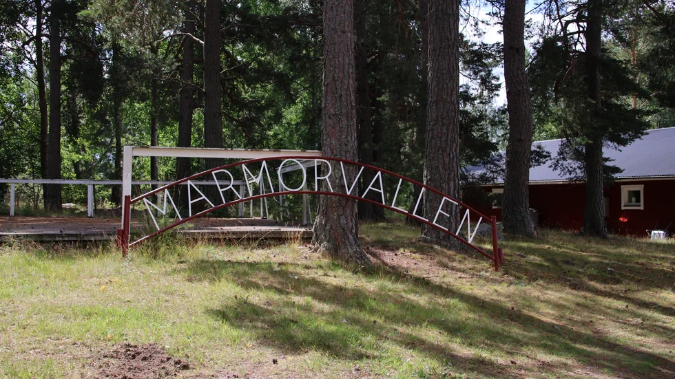 Namnet på idrottsplatsen vittnar om tiden då den rosa och bruna Harbonäsmarmorn bröts i trakten en bra bit in på 1950-talet.