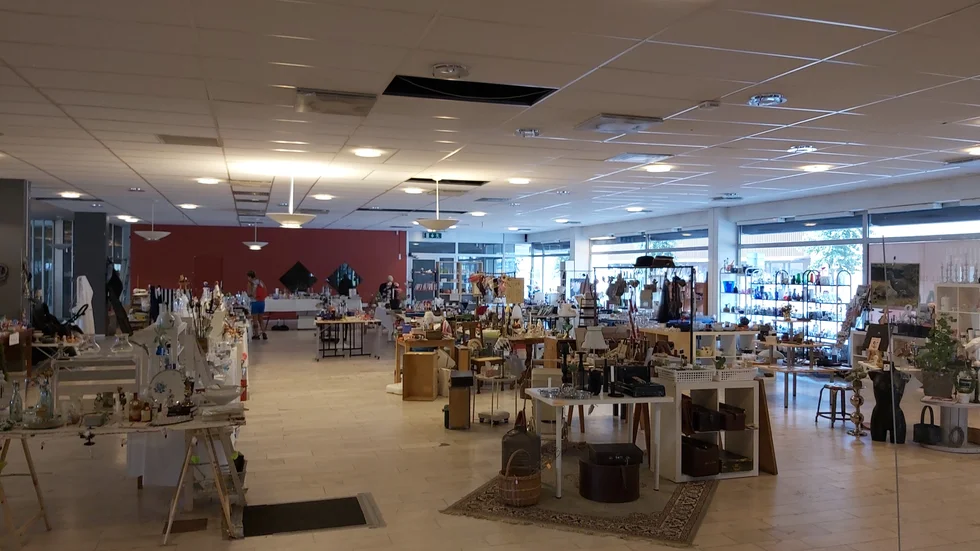 Det är en rymlig lokal de har till sitt förfogande, Nytt och nött. 