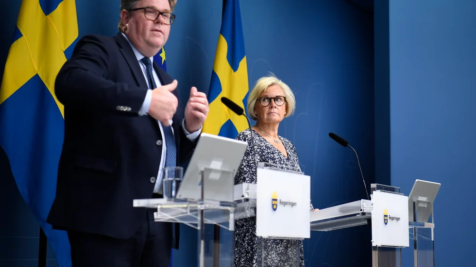 Justitieminister Gunnar Strömmer (M) och utredaren, riksåklagare Petra Lundh, presenterar riktlinjerna för den nya brottsbalksutredningen.
