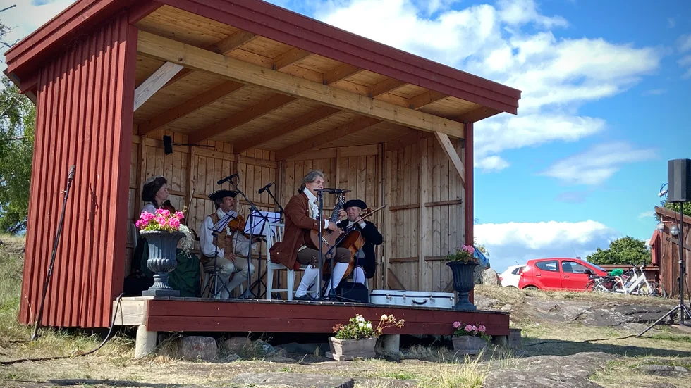 Bellmandagen genomfördes på krogbacken i Gamla Oxelösund där Thord "Fredman" Lindé uppträdde tillsammans med Fredmans stråkar.
