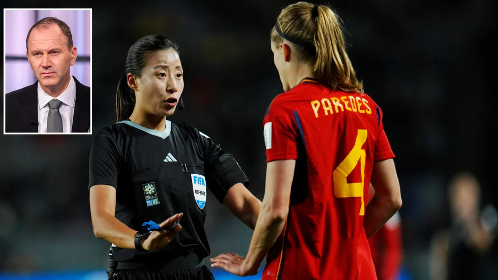 Jonas Eriksson sågar nyheten i VM där domarna, här Oh Hyeon-Jeong i matchen mellan Spanien och Zambia, ska meddela Var-besluten till publiken. 