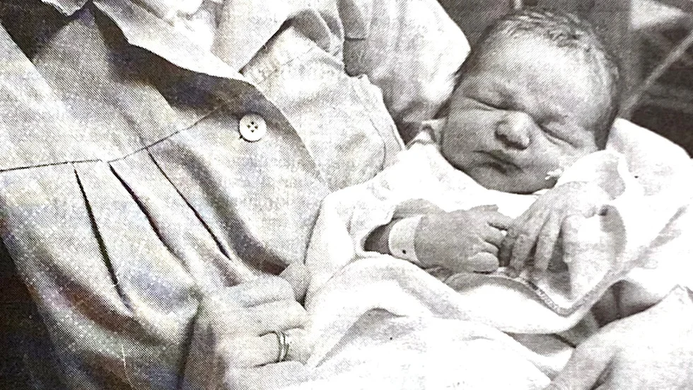 Årets förstfödde 1994, Viktor Norén med mamma Gunilla Norén.