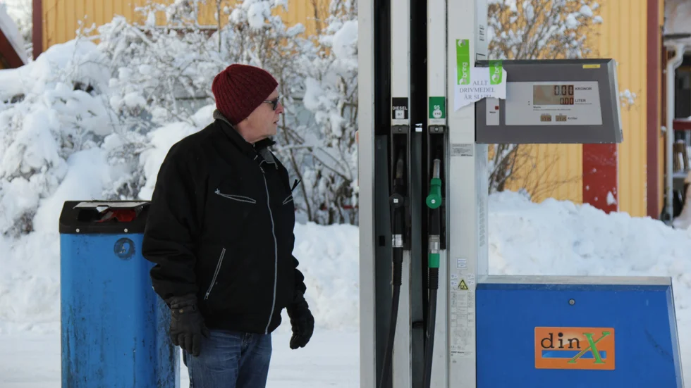 Ulf Nordling, mackens ägare, konstaterar att någon rivit bort delar av lappen där det tidigare stod att allt drivmedel är slut på grund av politiskt beslut. "Det var vad Din-X uppgav att anledningen var. Verkar som att någon inte höll med", menar Ulf.