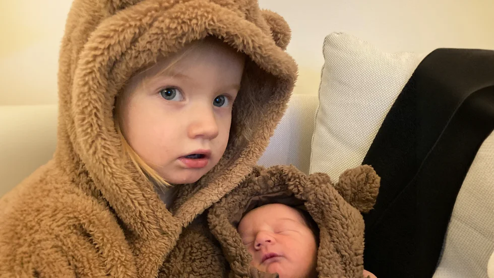 Nils är årets först födda Enköpingsbo, född den 2 januari. Stolta storasyster Alba hjälper gärna till att sköta om sin lillebror.