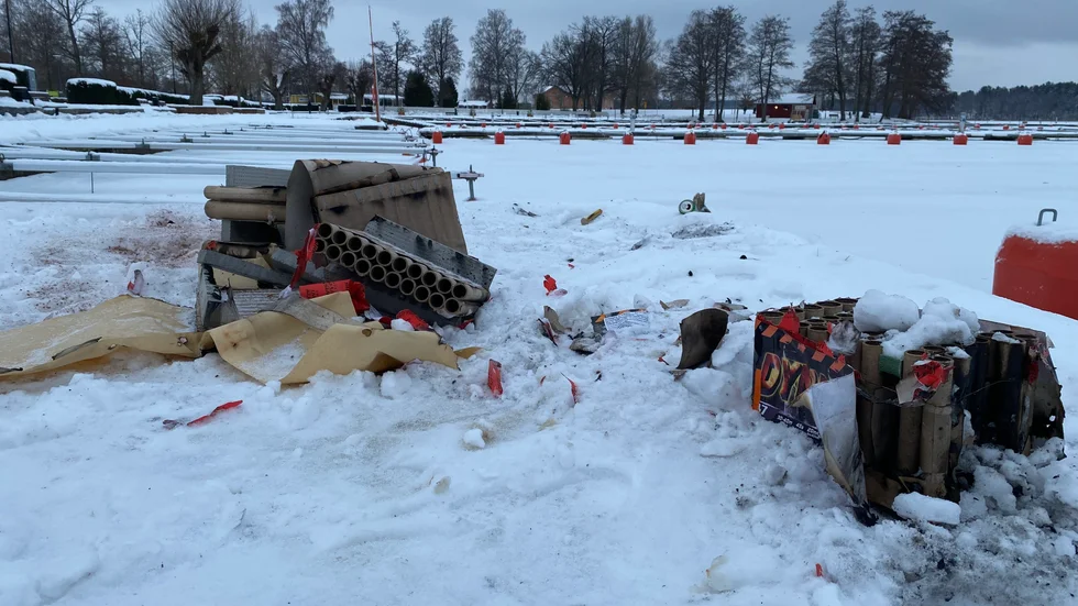 Precis som förra året så ligger skräpet kvar på marken efter nyårsfirandet i Strängnäs.