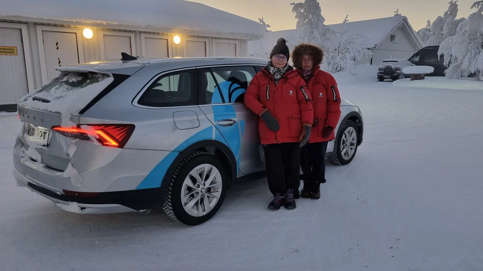 Hjördis Eliasson och Gunilla Töyrä, redo att åka ut på uppdrag, med den enda bilen som fungerar. 